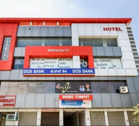 Amber Hotel Barmer エクステリア 写真