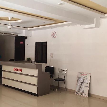 Amber Hotel Barmer エクステリア 写真