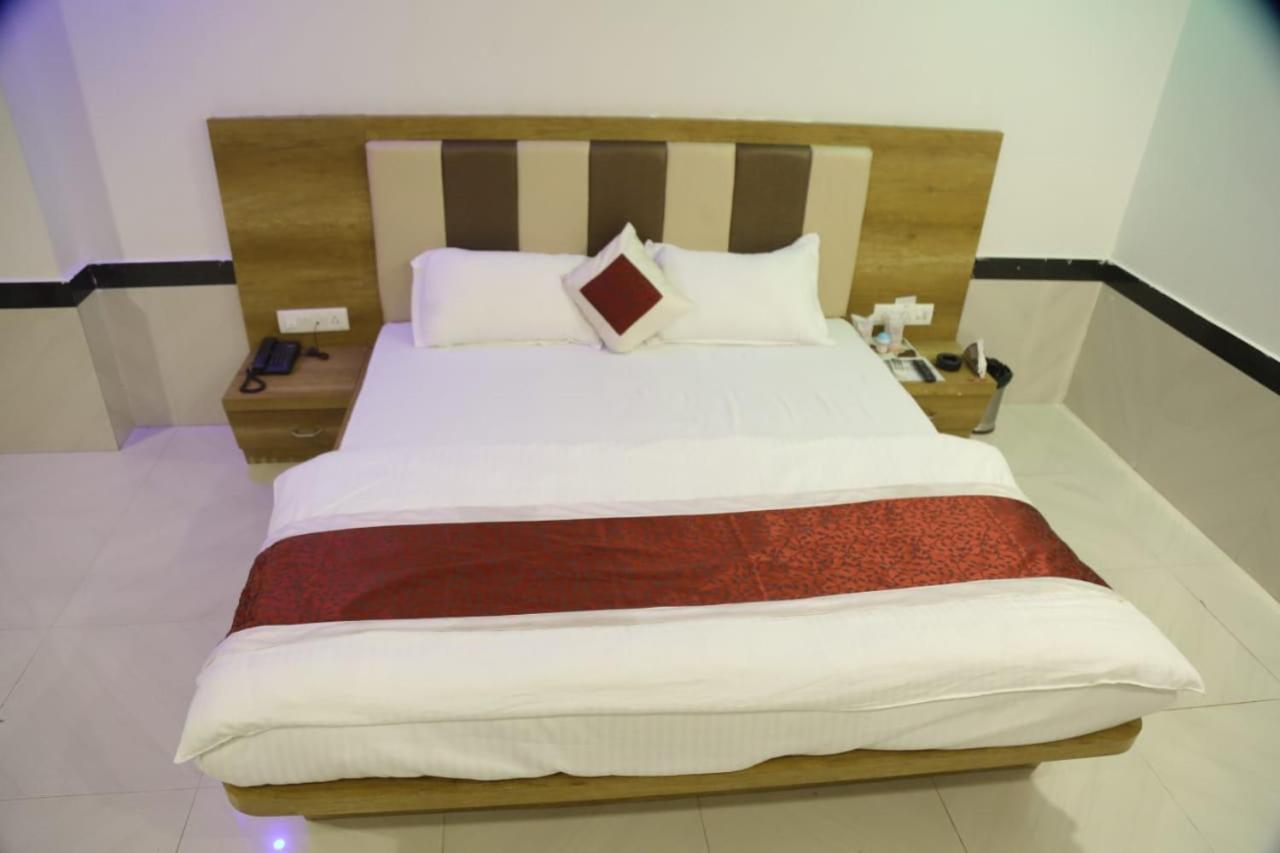 Amber Hotel Barmer エクステリア 写真